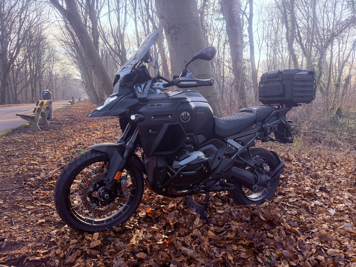 BMW R 1300 GS Adventure black on black 2025 AKRAPOVIC full custom