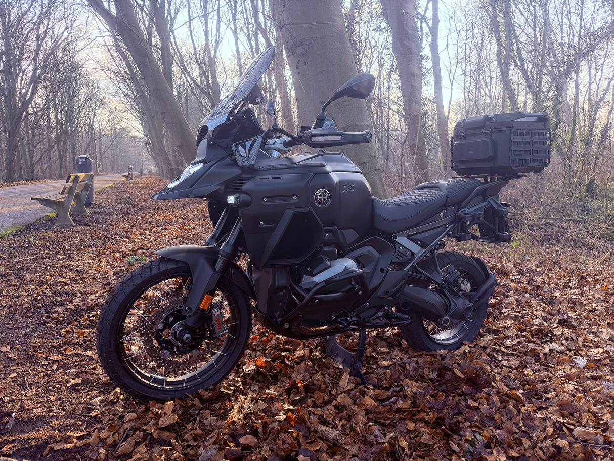 BMW R 1300 GS Adventure black on black 2025 AKRAPOVIC full custom
