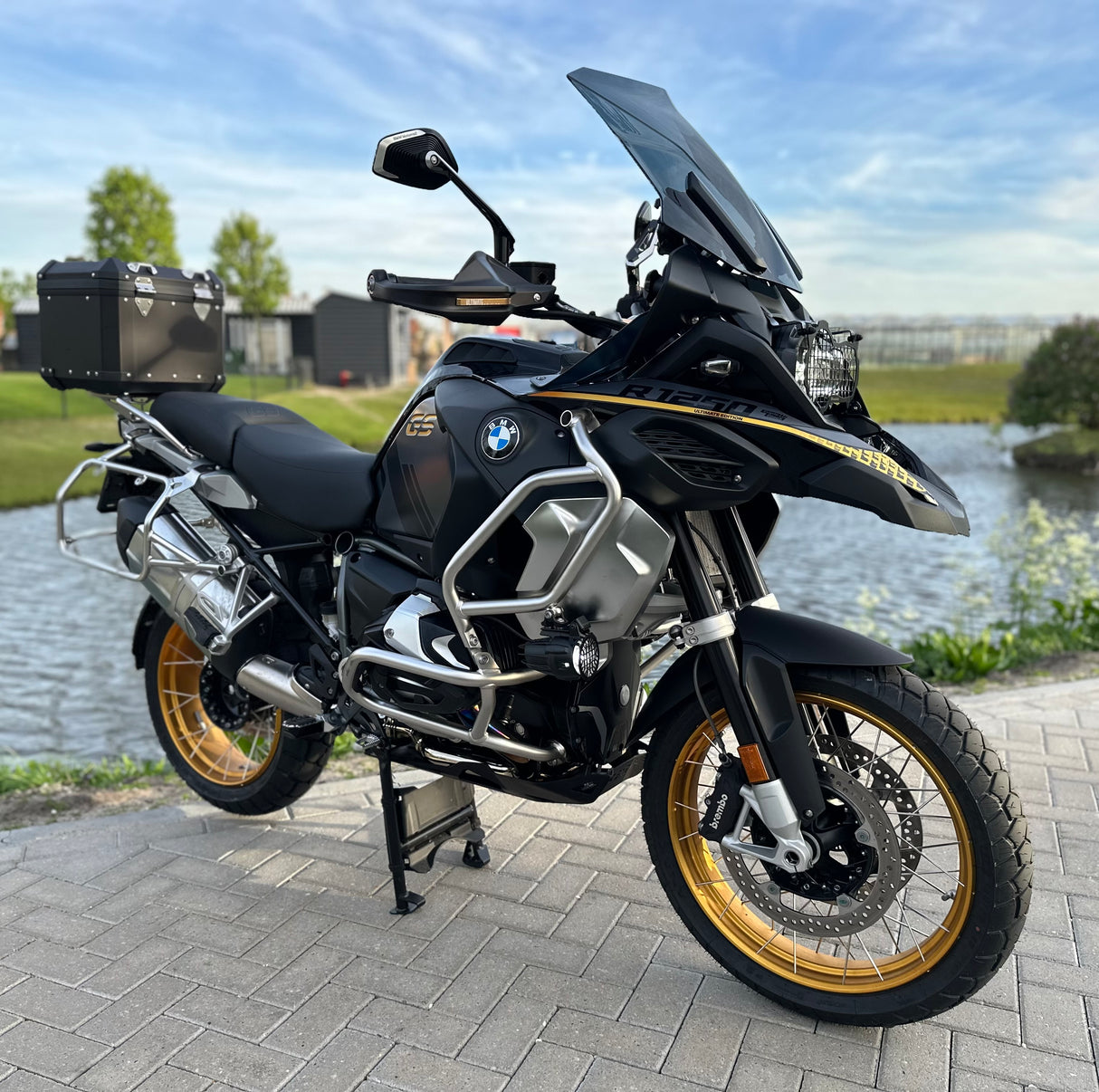 BMW r 1250 gs Adventure triple black Ultimate edition