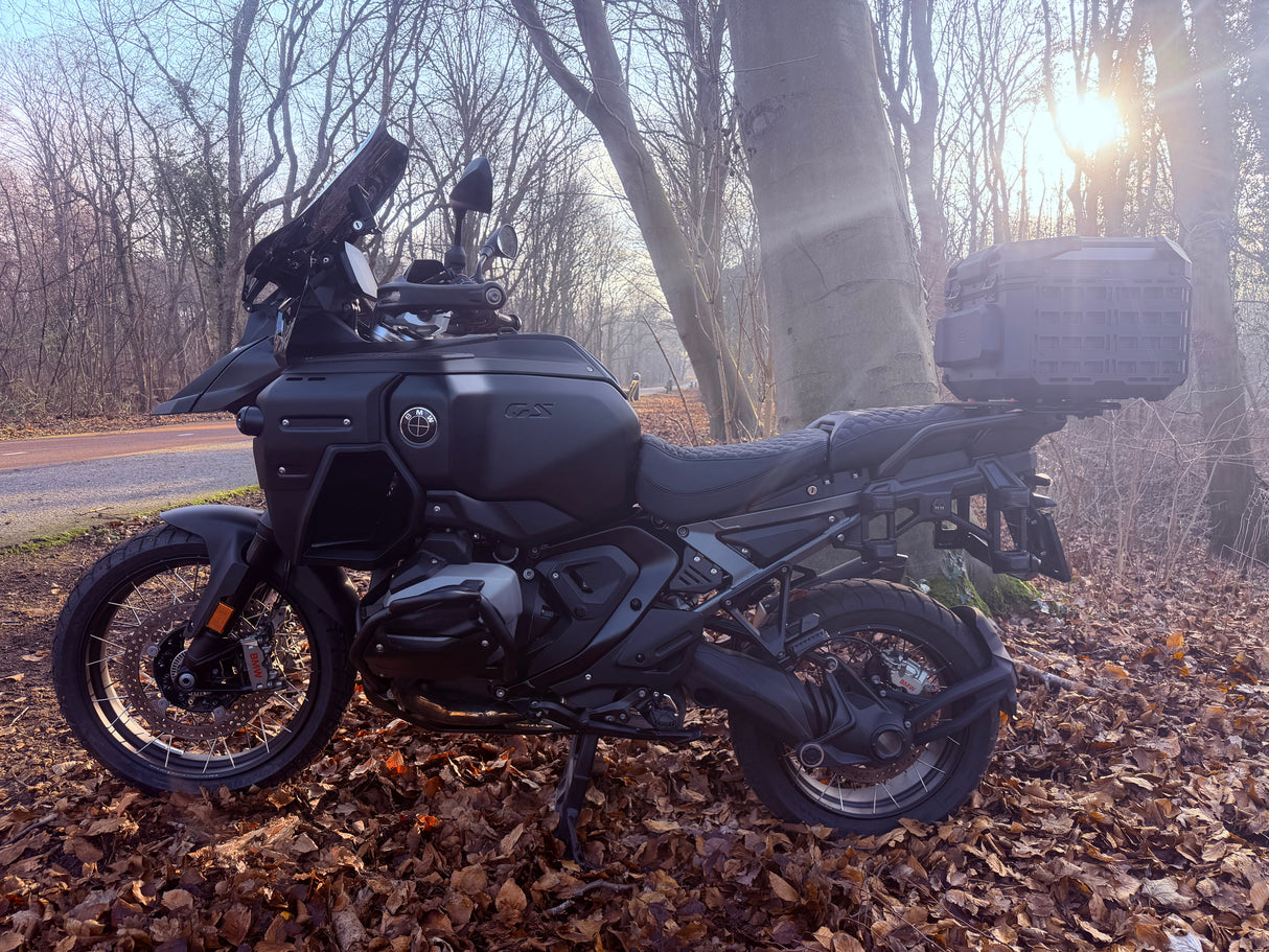 BMW R 1300 GS Adventure black on black 2025 AKRAPOVIC full custom