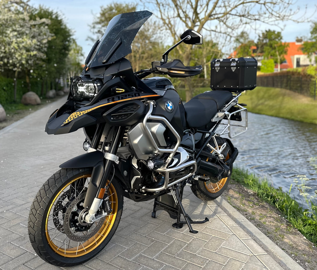 BMW r 1250 gs Adventure triple black Ultimate edition