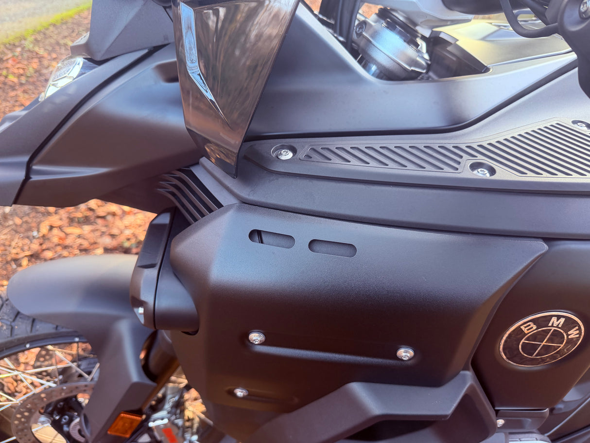 BMW R 1300 GS Adventure black on black 2025 AKRAPOVIC full custom