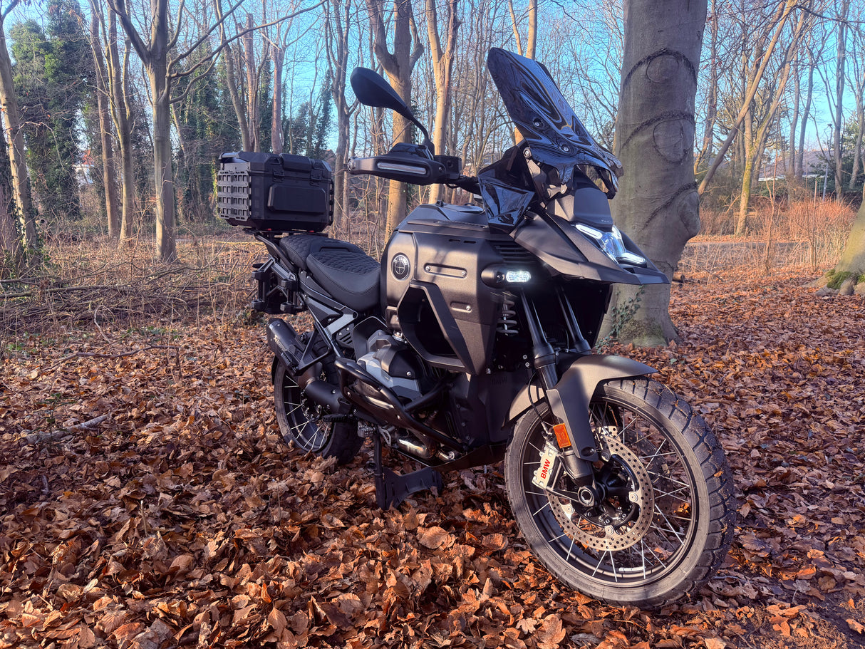 BMW R 1300 GS Adventure black on black 2025 AKRAPOVIC full custom